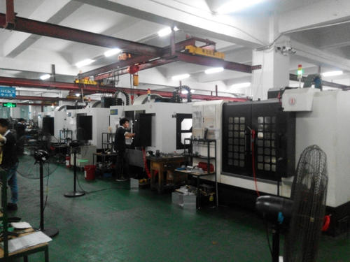 汽车车门模具,金属材质,精密结构,黑色背景