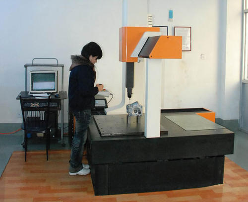汽车车门模具,金属材质,精密结构,黑色背景